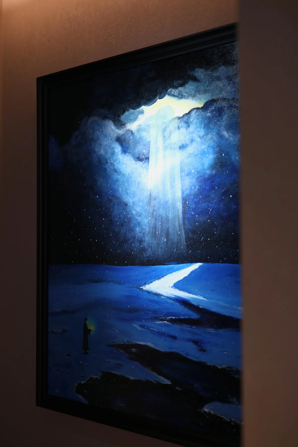 霁拓空间内蓝色画作，云隙与光